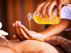 Использование масла из семян каннабиса в процедурах массажа не только усиливает оздоровительный и расслабляющий эффекты сеанса, но и предоставляет дополнительные преимущества для кожи